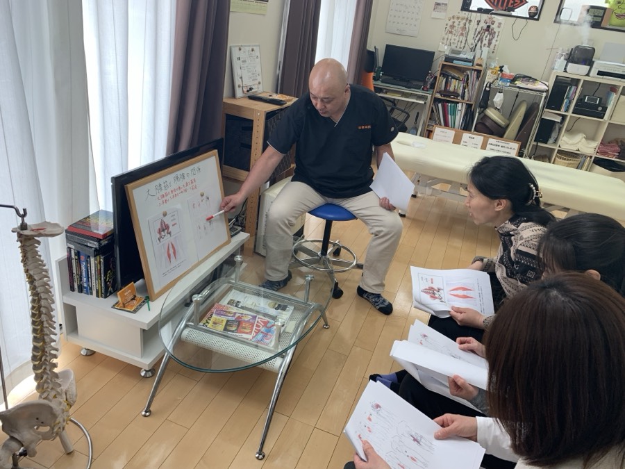 モニターと資料を使った座学の解説