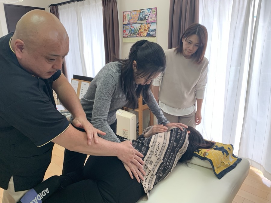 腰の手技を院長が直接指導