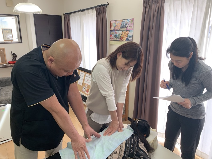受講生の施術練習を院長が見守る