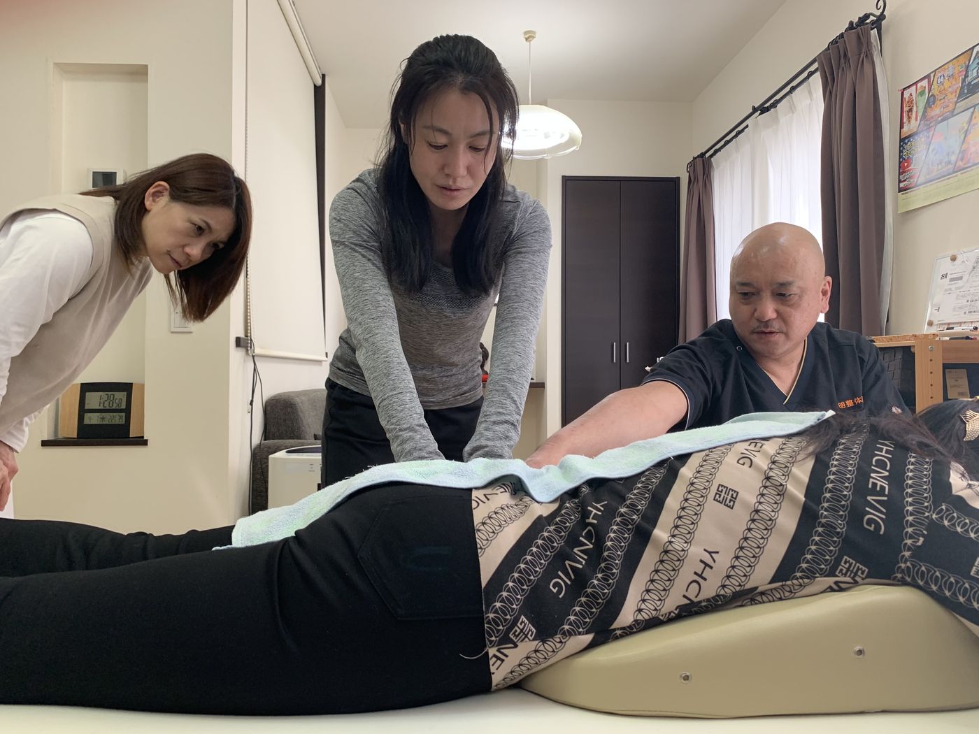 受講生の実技練習を院長が見守る様子